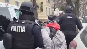 Pistolul furat de la un ofițer SRI a fost găsit într-un lac din Capitală. Chiar unul dintre hoți le-a arătat oamenilor legii locul